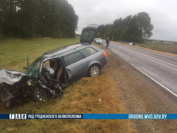 В Беларуси 19-летняя девушка на Audi выехала на встречную и столкнулась с Volkswagen, водитель этой машины в реанимации В Беларуси 19-летняя девушка на Audi выехала на встречную и столкнулась с Volkswagen, водитель этой машины в реанимации