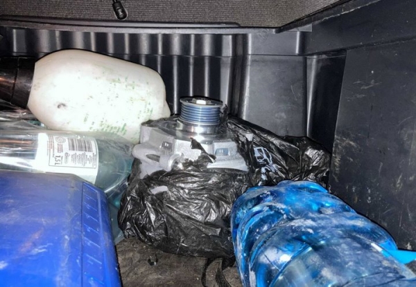 Водитель фуры намеревался спрятать от брестских таможенников автомобильный генератор и хоккейные клюшки