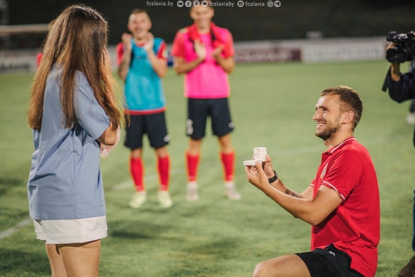 Парень решил сделать предложение возлюбленной, но что-то пошло не так. Курьез из нашего футбола Парень решил сделать предложение возлюбленной, но что-то пошло не так. Курьез из нашего футбола