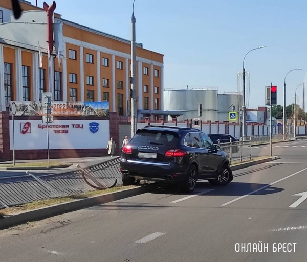 Повреждено 11 пролетов заборного ограждения. Подробности ДТП в Бресте с участием Porsche
