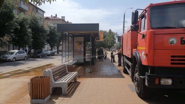 В Бресте моют остановки общественного транспорта В Бресте моют остановки общественного транспорта