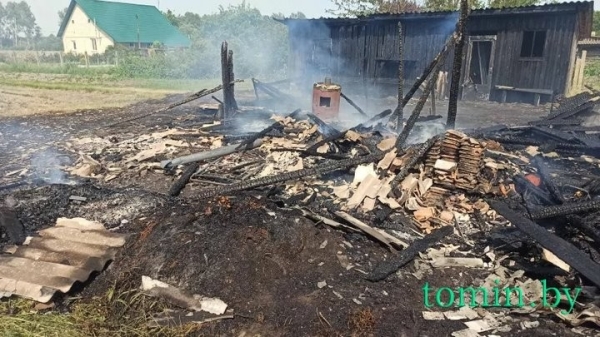 Жительница Брестского района серьезно пострадала, пытаясь тушить горевшее строение