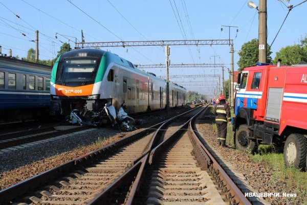 Поезд врезался в легковушку в Брестской области. Стали известны подробности