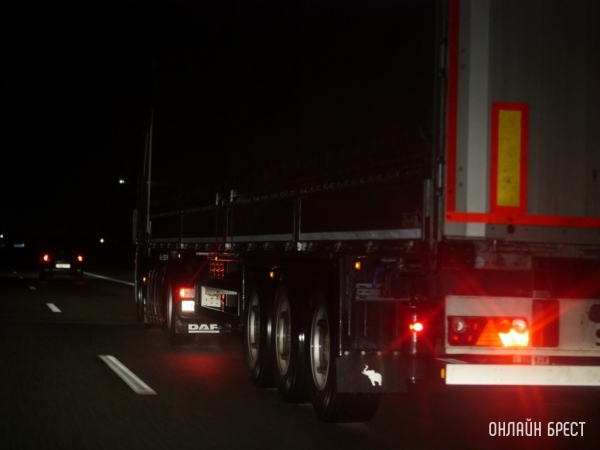 Дальнобойщик задел чужую фуру на границе: пока ждал ГАИ, смог выпить 1,5 литра пива