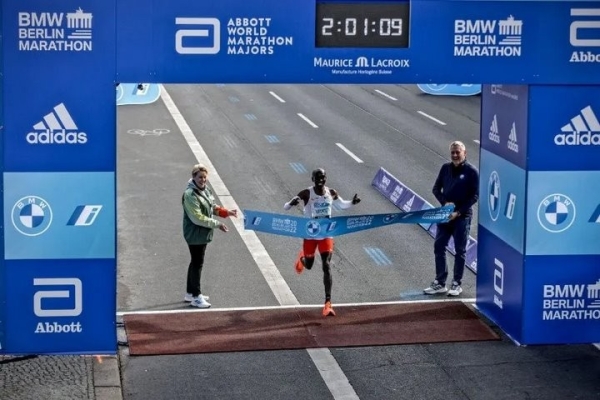 Брестчанин пробежал Берлинский марафон, где был поставлен новый мировой рекорд Брестчанин пробежал Берлинский марафон, где был поставлен новый мировой рекорд