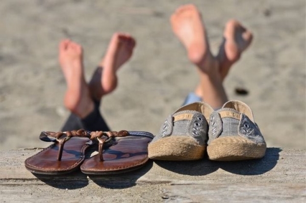 Почему не рекомендуется долго ходить в шлепанцах?