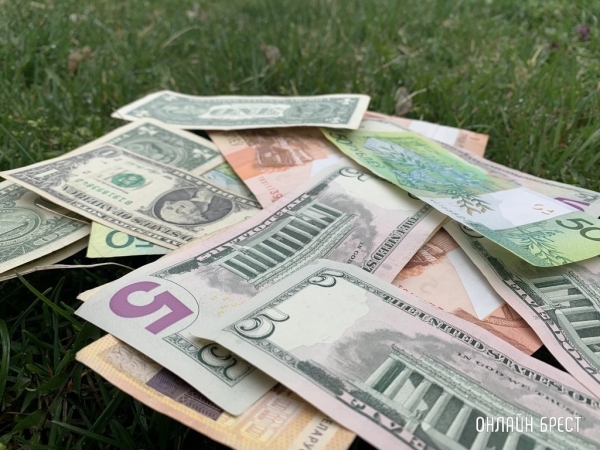 В России рекордно подешевел доллар. А у нас? Курсы валют на сегодня