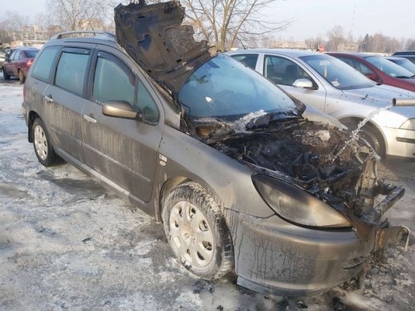 В Барановичах на автостоянке загорелся автомобиль «Пежо-307» В Барановичах на автостоянке загорелся автомобиль «Пежо-307»
