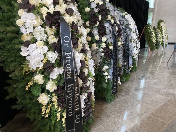 В Москве прощаются с Юрием Шатуновым, фанат прислал грузовик с розами