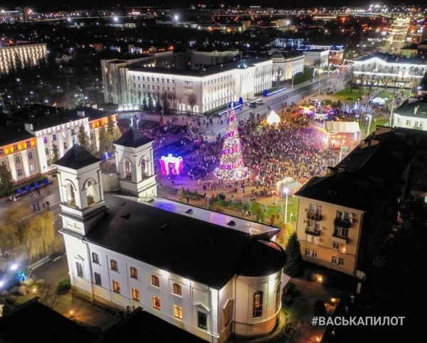 В Бресте «зажгли» главную ёлку города. Вид с высоты