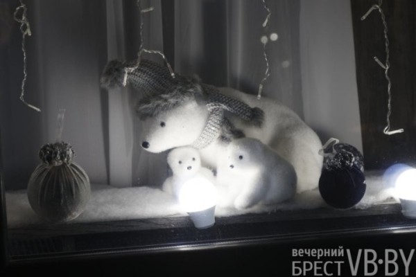 Посмотрите, как брестские заведения украсили витрины к Новому году