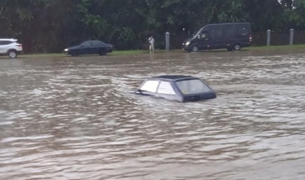 Автомобили оказались наполовину в воде из-за ливня в Могилеве. Фотофакт