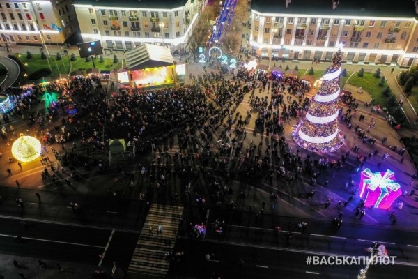 В Бресте «зажгли» главную ёлку города. Вид с высоты