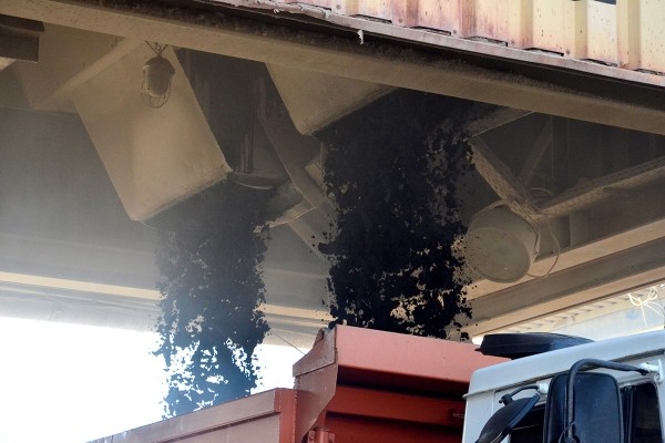 Почему дороги не служат вечно? Журналисты побывали на заводе по производству асфальтобетона и узнали ответ