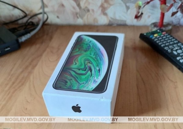 В Беларуси парень, мечтавший попасть в тренды «TikTok», разбил об стену Iphone соседа