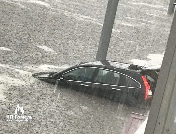 Сильный дождь затопил Гомель. Людей из воды доставали спасатели на лодках