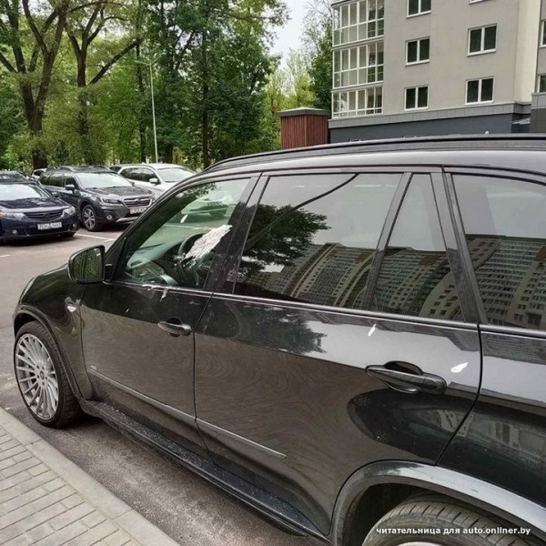 Детки игрались: нашли на свалке ведро краски и скинули его с 20-го этажа. Заляпали двор с машинами