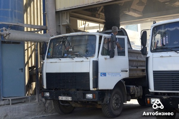 Почему дороги не служат вечно? Журналисты побывали на заводе по производству асфальтобетона и узнали ответ