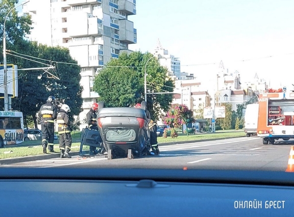 Очевидец: В Бресте на Востоке перевернулся автомобиль
Очевидец: В Бресте на Востоке перевернулся автомобиль