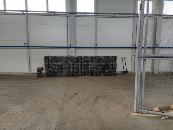 Крупную партию контрабандных сигарет из Беларуси задержали в Литве. Стоимость нелегального груза Крупную партию контрабандных сигарет из Беларуси задержали в Литве. Стоимость нелегального груза