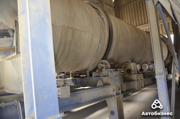 Почему дороги не служат вечно? Журналисты побывали на заводе по производству асфальтобетона и узнали ответ