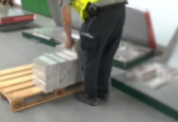 Больше суток ушло у польских таможенников, чтобы посчитать контрабандные сигареты. Водителю грозит лишение свободы на 10 лет Больше суток ушло у польских таможенников, чтобы посчитать контрабандные сигареты. Водителю грозит лишение свободы на 10 лет