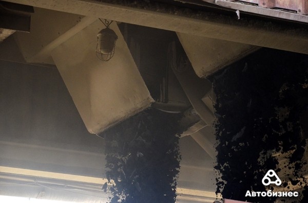 Почему дороги не служат вечно? Журналисты побывали на заводе по производству асфальтобетона и узнали ответ