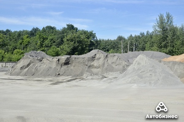 Почему дороги не служат вечно? Журналисты побывали на заводе по производству асфальтобетона и узнали ответ