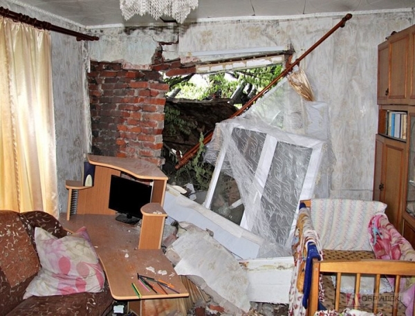 Разрушенный фасад, перебитый газопровод. В Гомельской области трактор въехал в частный дом