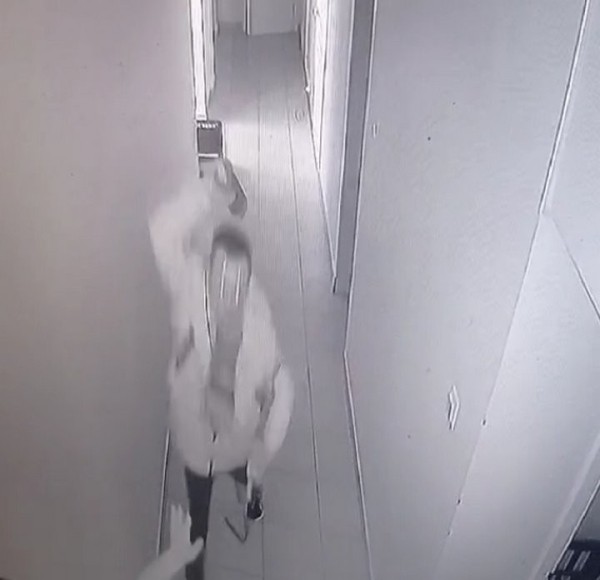 Парень разбил бутылку о голову продавца, помешавшего ему украсть алкоголь. Смотрите, кем оказался продавец Парень разбил бутылку о голову продавца, помешавшего ему украсть алкоголь. Смотрите, кем оказался продавец