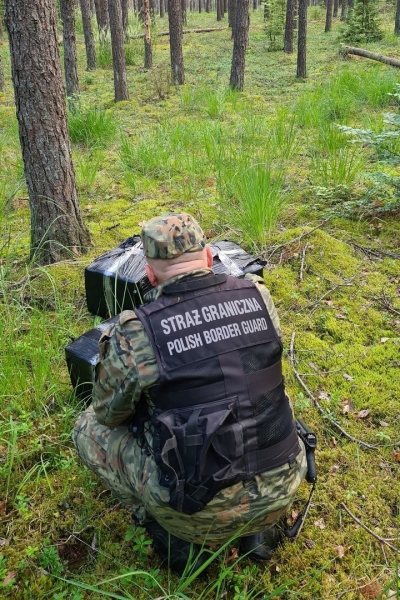 Польские пограничники наблюдали за дроном из Беларуcи, пока он не приземлился в 2-х км от границы. Нашли сигареты на 15,7 тыс $ Польские пограничники наблюдали за дроном из Беларуcи, пока он не приземлился в 2-х км от границы. Нашли сигареты на 15,7 тыс $