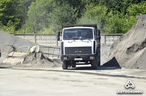 Почему дороги не служат вечно? Журналисты побывали на заводе по производству асфальтобетона и узнали ответ