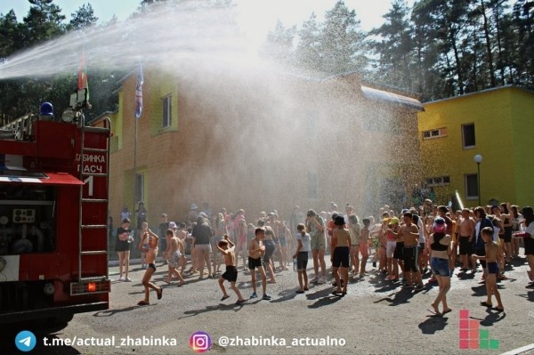 Жабинковские спасатели устроили водную феерию ребятам, отдыхающим в оздоровительном лагере «Орленок» Жабинковские спасатели устроили водную феерию ребятам, отдыхающим в оздоровительном лагере «Орленок»