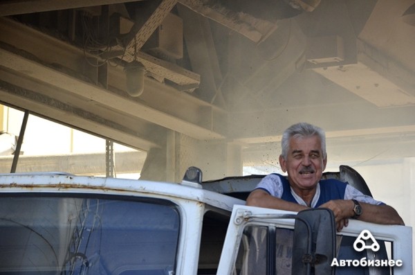 Почему дороги не служат вечно? Журналисты побывали на заводе по производству асфальтобетона и узнали ответ