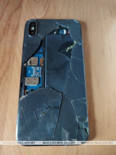 В Беларуси парень, мечтавший попасть в тренды «TikTok», разбил об стену Iphone соседа