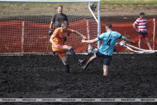 Смотрите, как в Беларуси играют в болотный футбол