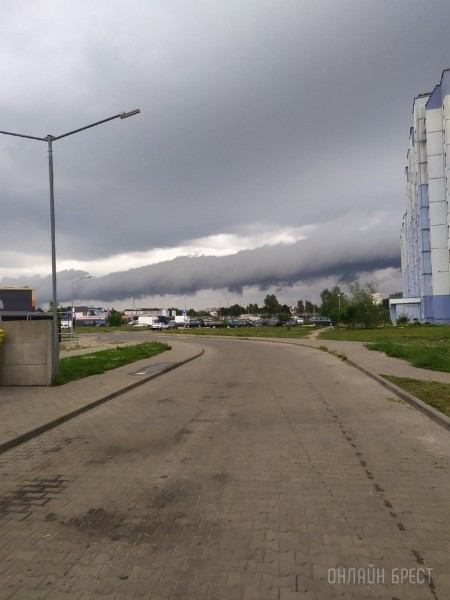 
                Читатель: Так накрыло Брест вчера. Фото сделано на Вульке
            