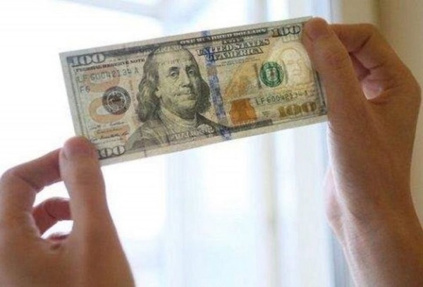 В Брестской области мужчина принес в банк фальшивые 100 долларов. Где он их взял?