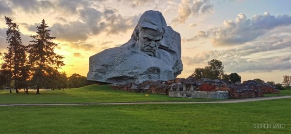 
                Читатель: Вечерняя Брестская крепость и Западный Буг
            