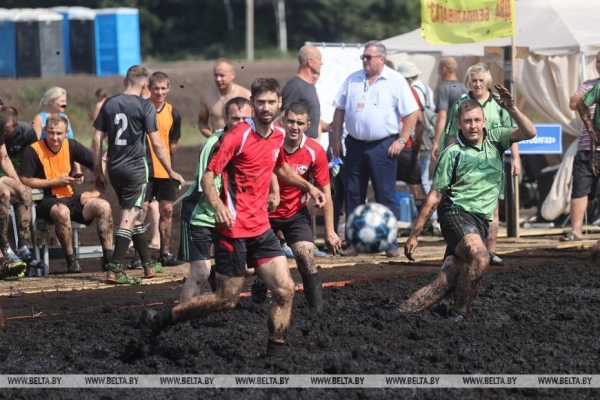 Смотрите, как в Беларуси играют в болотный футбол