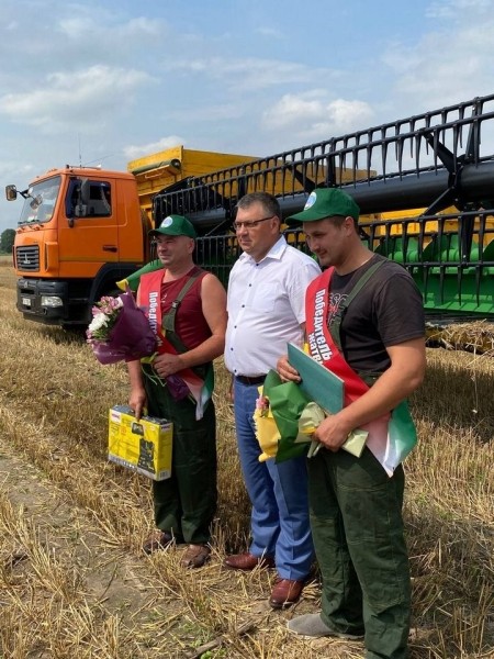 Комбайнер из Каменецкого района — первый трехтысячник в Беларуси Комбайнер из Каменецкого района — первый трехтысячник в Беларуси