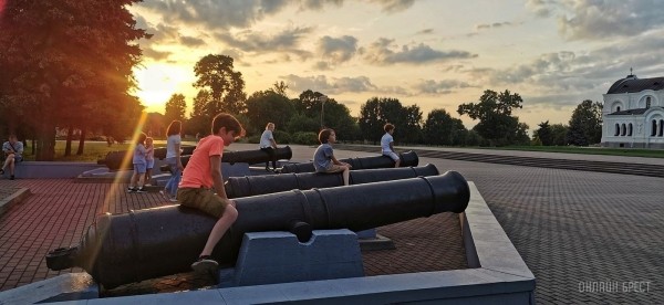 
                Читатель: Вечерняя Брестская крепость и Западный Буг
            