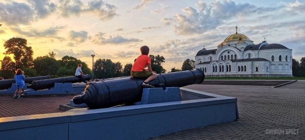 
                Читатель: Вечерняя Брестская крепость и Западный Буг
            