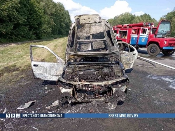 В Брестской области на ходу загорелся автомобиль В Брестской области на ходу загорелся автомобиль