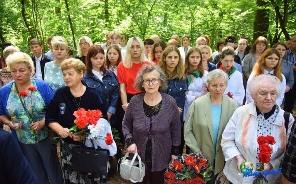 Останки 18 расстрелянных во время войны мирных жителей перезахоронили в Барановичском районе Останки 18 расстрелянных во время войны мирных жителей перезахоронили в Барановичском районе