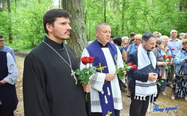 Останки 18 расстрелянных во время войны мирных жителей перезахоронили в Барановичском районе Останки 18 расстрелянных во время войны мирных жителей перезахоронили в Барановичском районе