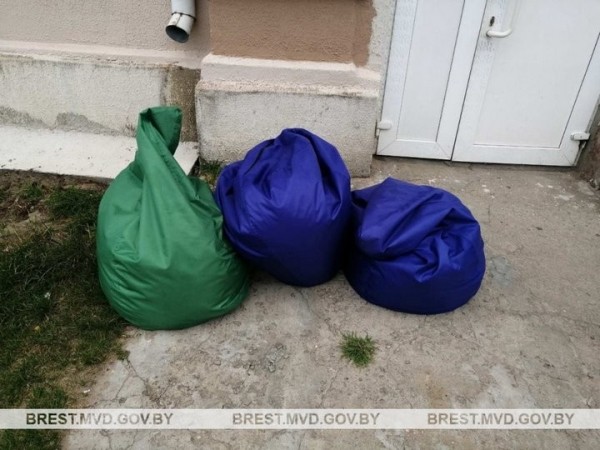 В Брестской области подростки у предпринимателя украли кресла-мешки