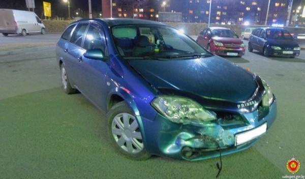 В Беларуси BMW после удара с Nissan вылетел на тротуар и сбил маму с двумя детьми. Кого обвиняют?