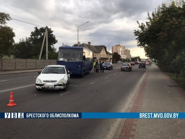 Две легковушки и автобус столкнулись в Бресте