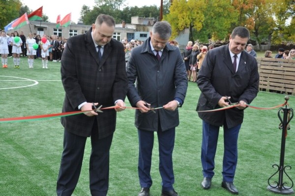 В Дрогичинском районе тожественно открыли мини-футбольную площадку